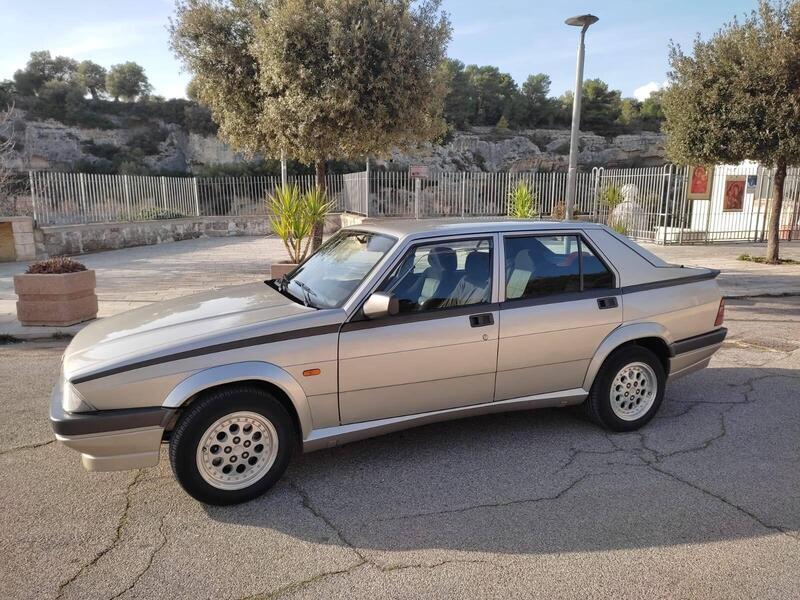 Alfa Romeo 75 Twin Spark d&#039;epoca del 1991 a Massafra